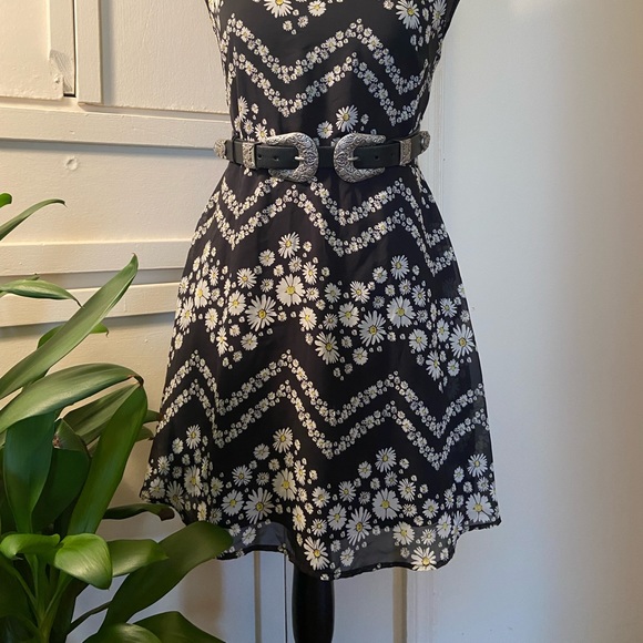 Adorable Daisy Print Sun Dress - Picture 4 of 8